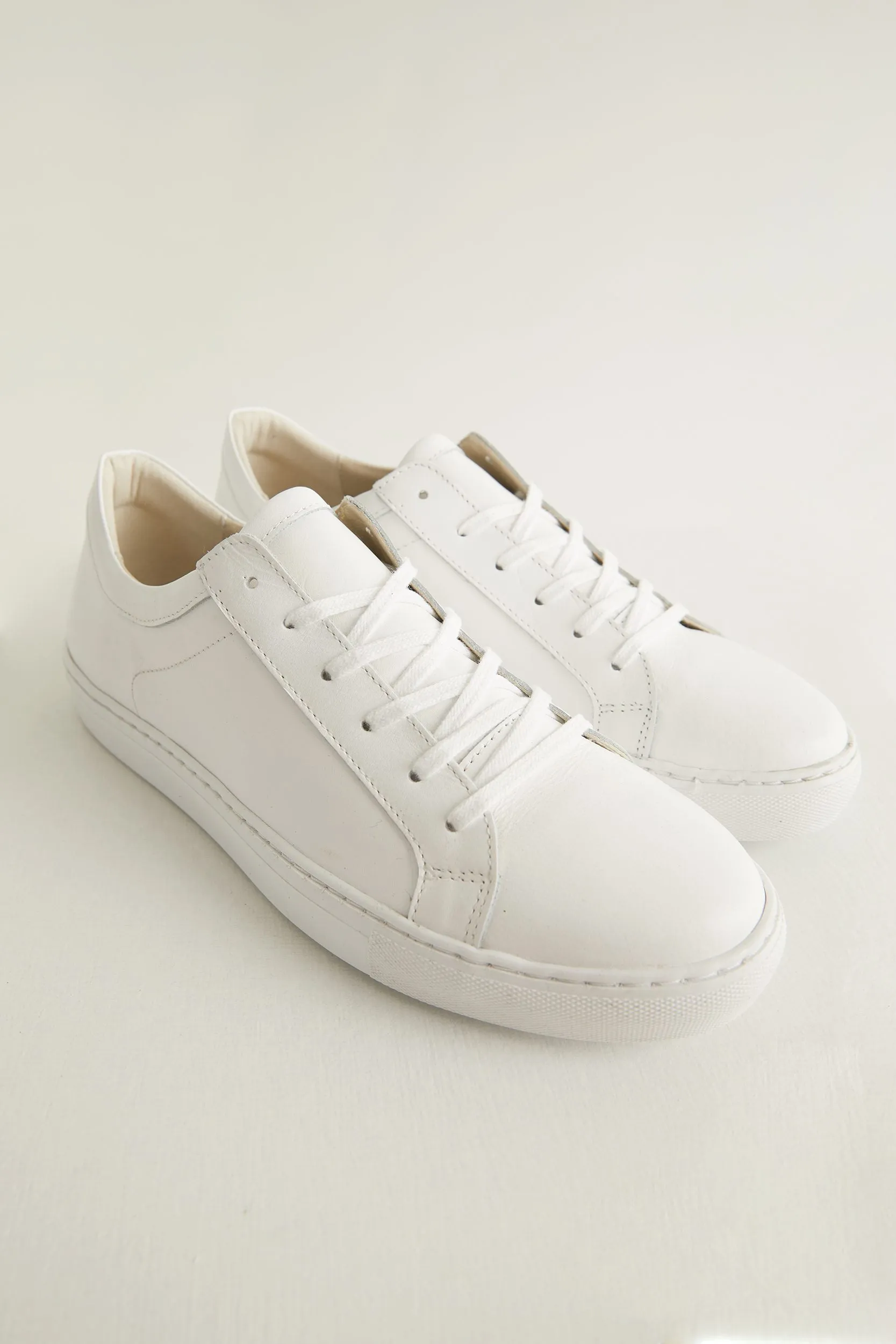 Leather sneaker